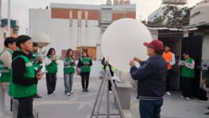 SENAMHI: Senamhi recibe estudiantes de ingeniería ambiental para aprender sobre radiosondas