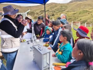 PREDES: Aprendiendo del clima: niños de comunidades altoandinas conocen cómo funciona una estación meteorológica en Pampallacta