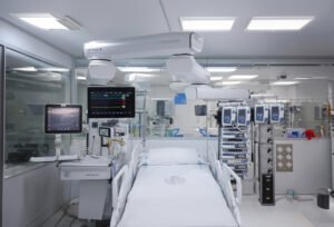 PUCP – Fabricum: La nueva norma para Unidades de Cuidados Intensivos en el Perú bajo la lupa: vacíos, inconsistencias y riesgos en el diseño hospitalario