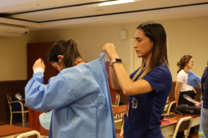 UPCH – Portal de investigación: Especialistas de la DUARI capacitan a estudiantes internacionales en prácticas de bioseguridad