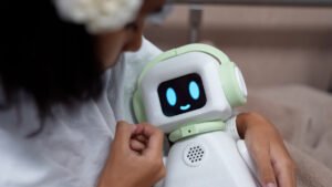 [ESSALUD] EsSalud crea robot inteligente “Shany” para reducir ansiedad y depresión en pacientes pediátricos
